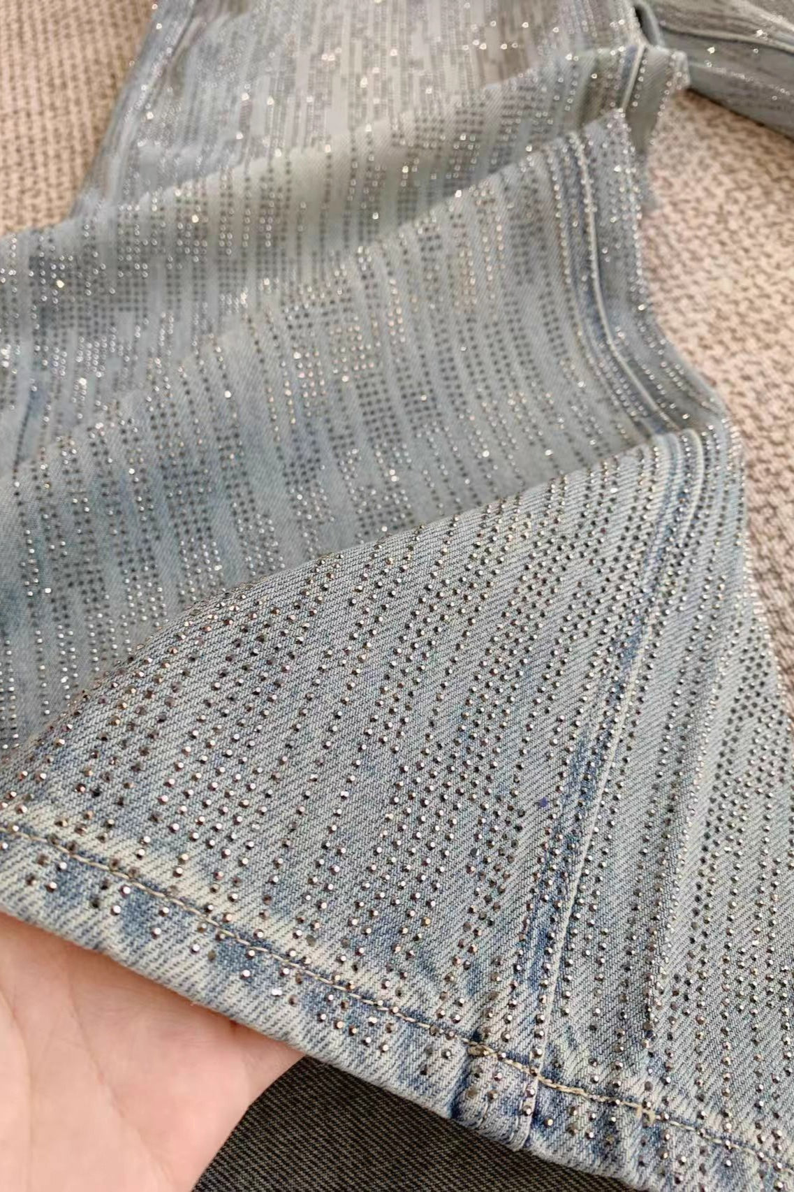 Jeans larghi a gamba larga lavati con strass scintillanti