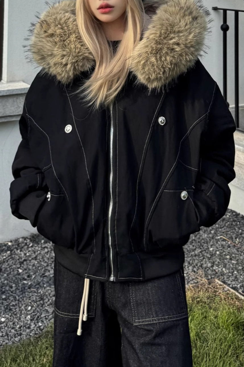 Chaqueta corta acolchada negra con cuello de piel