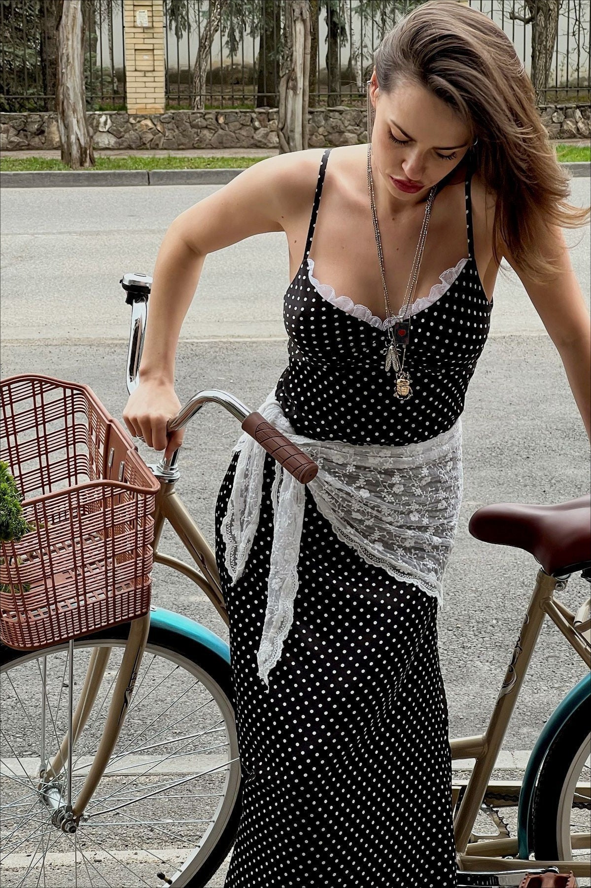 Abito lungo a bretelle con bordo in pizzo a pois