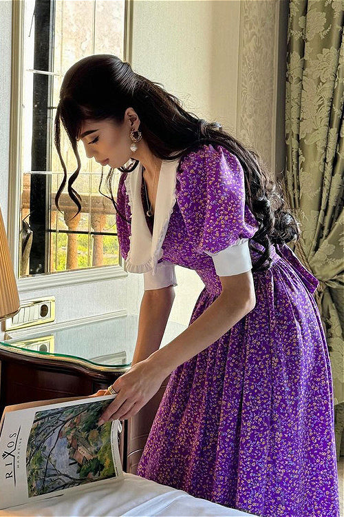 Lila Babydoll-Kleid mit Blumenmuster, kurzem Arm und Taillengürtel