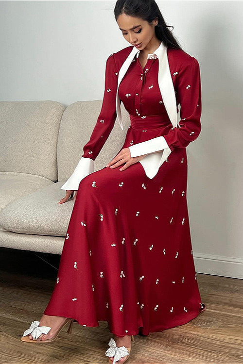 Elegantes Satinkleid mit Rüschen, V-Ausschnitt und tailliertem Bund, florales Muster