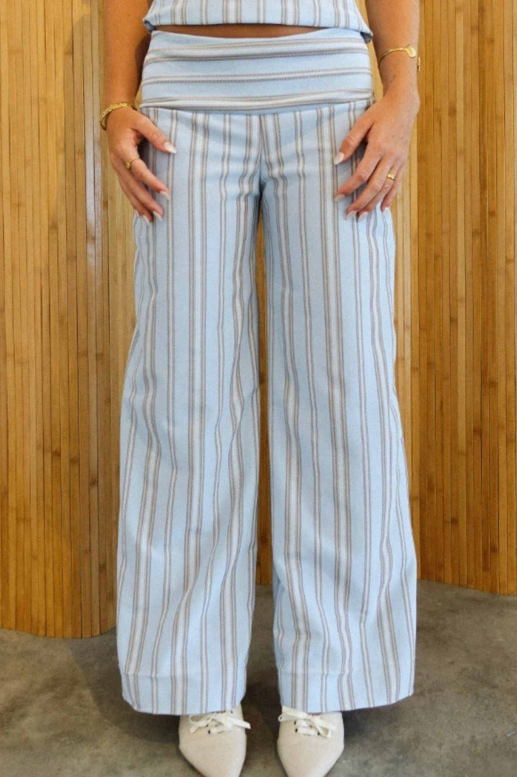 Gestreiftes Neckholder-Top und Hosen mit weitem Bein Zweiteiler-Set