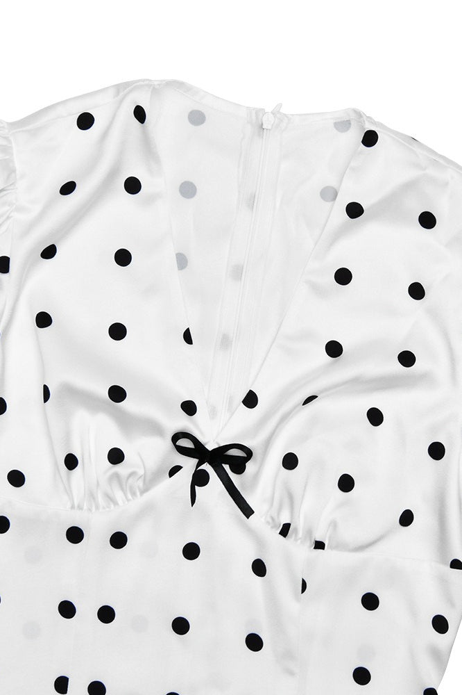 Robe longue moulante à pois avec col en V, manches bouffantes et ceinture à nouer à la taille