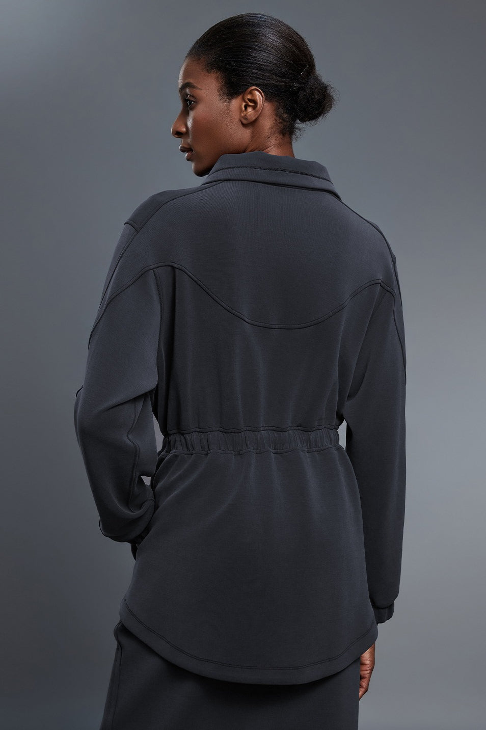 Veste mi-longue à col montant en tissu aéré avec taille ajustable par cordon