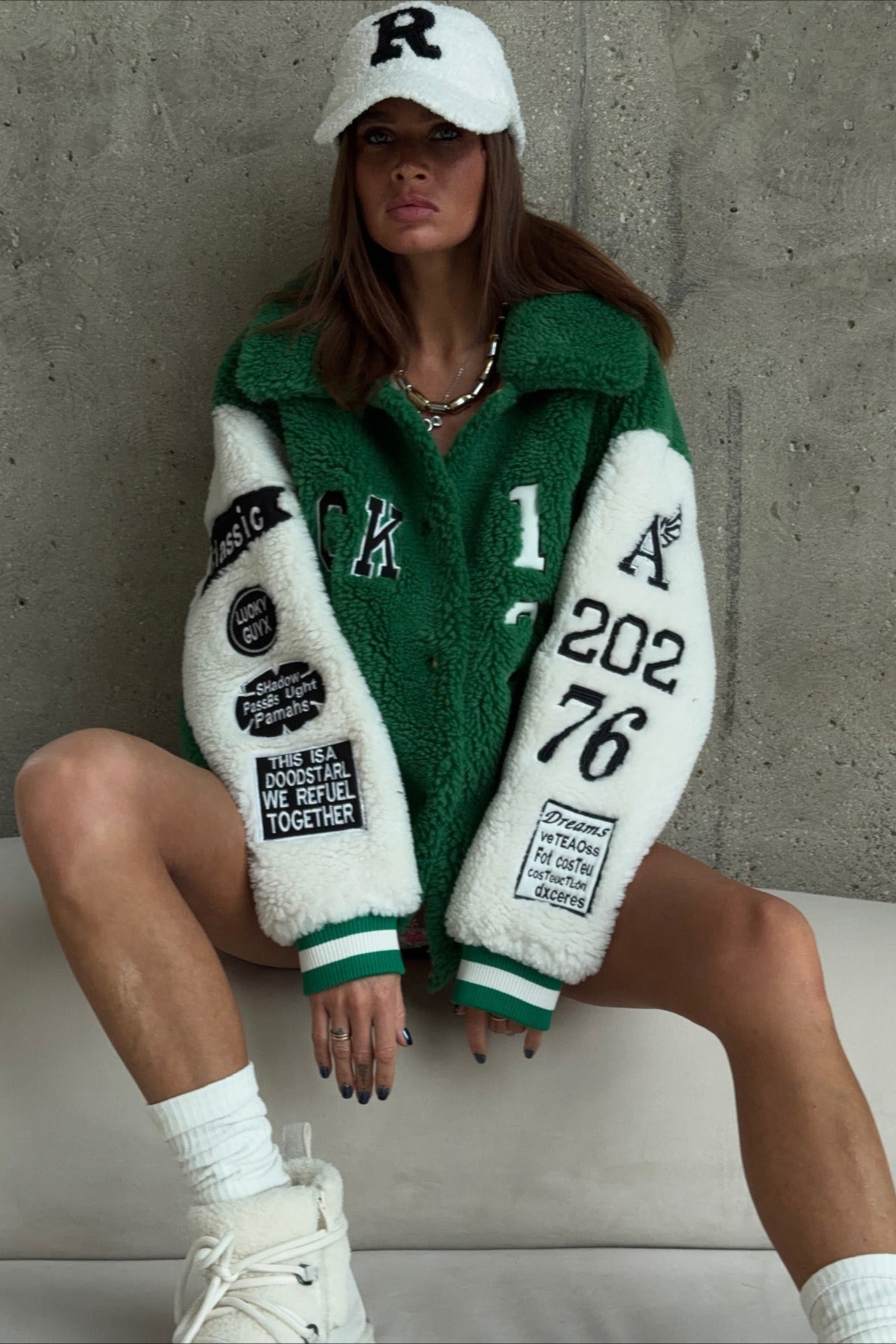 Casaco Chic com Blocos de Cor, Sherpa e Lapela com Letras