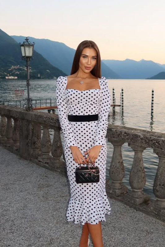 Abito lungo elegante a pois con orlo a sirena