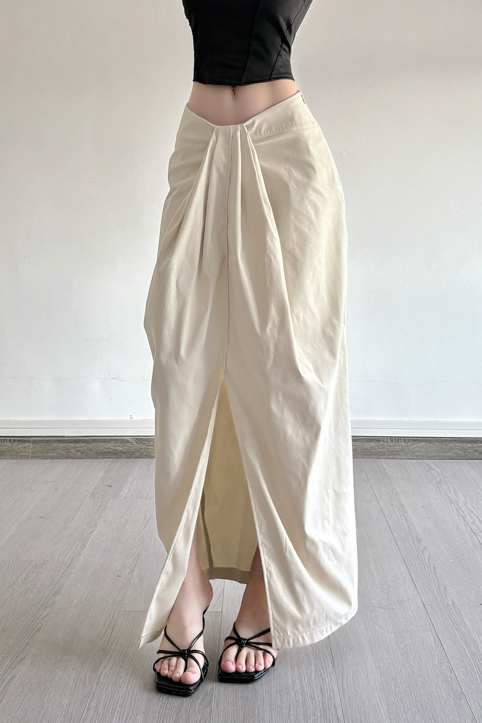 Jupe moulante unie à fente haute et taille nouée