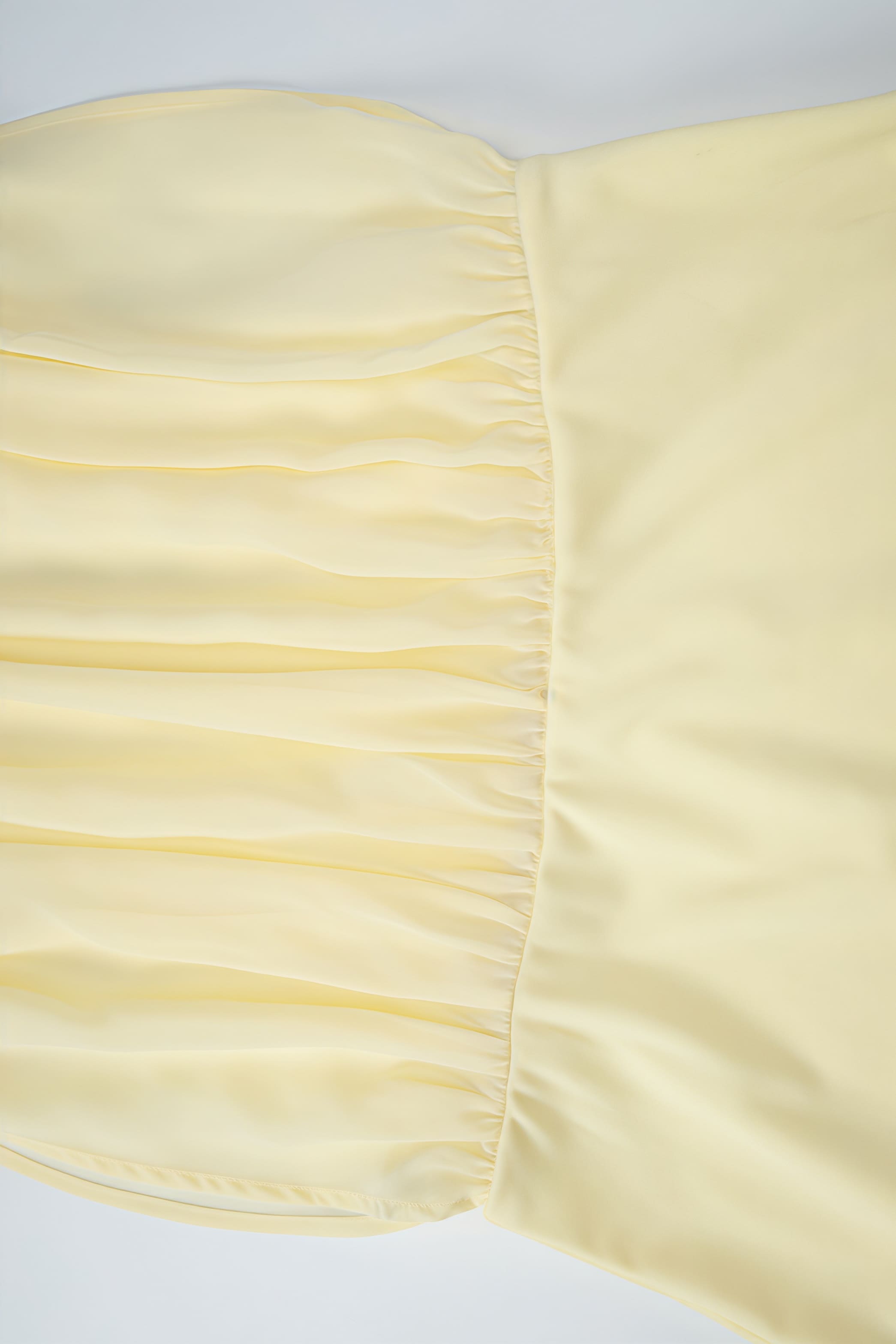 Vestido corto ajustado de malla transparente con hombros descubiertos y tirantes finos