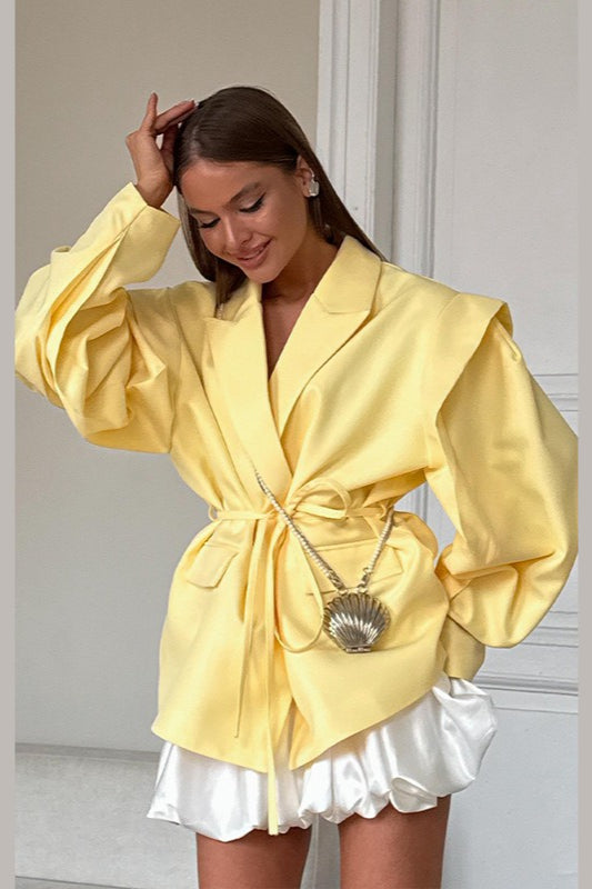 Blazer con hombreras y cinturón en escote en V