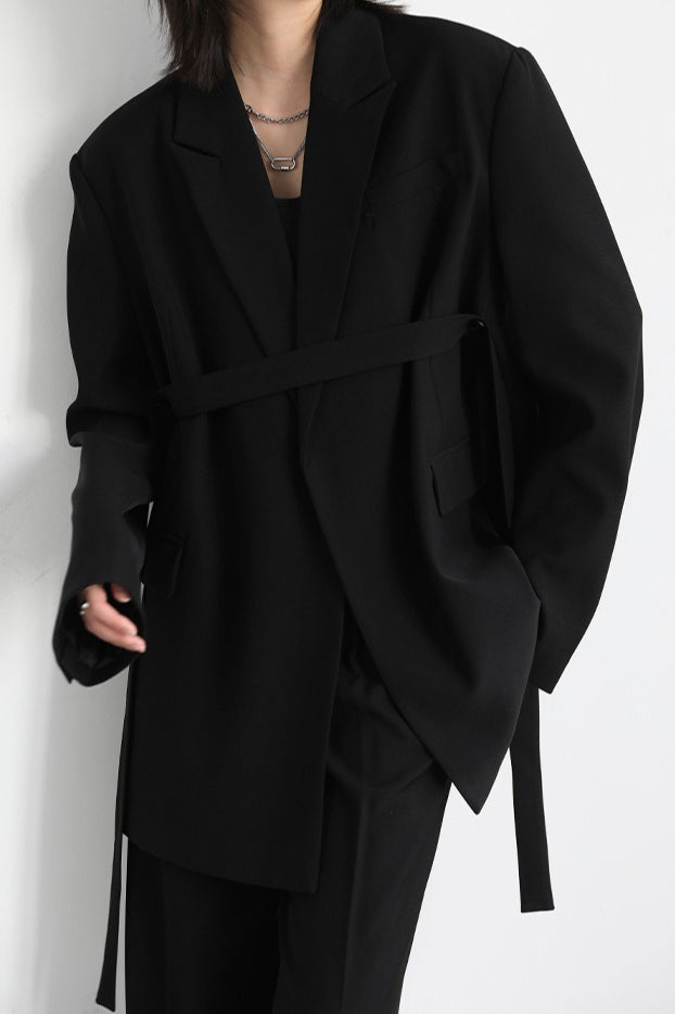 Blazer con detalle de hombros y cinturón