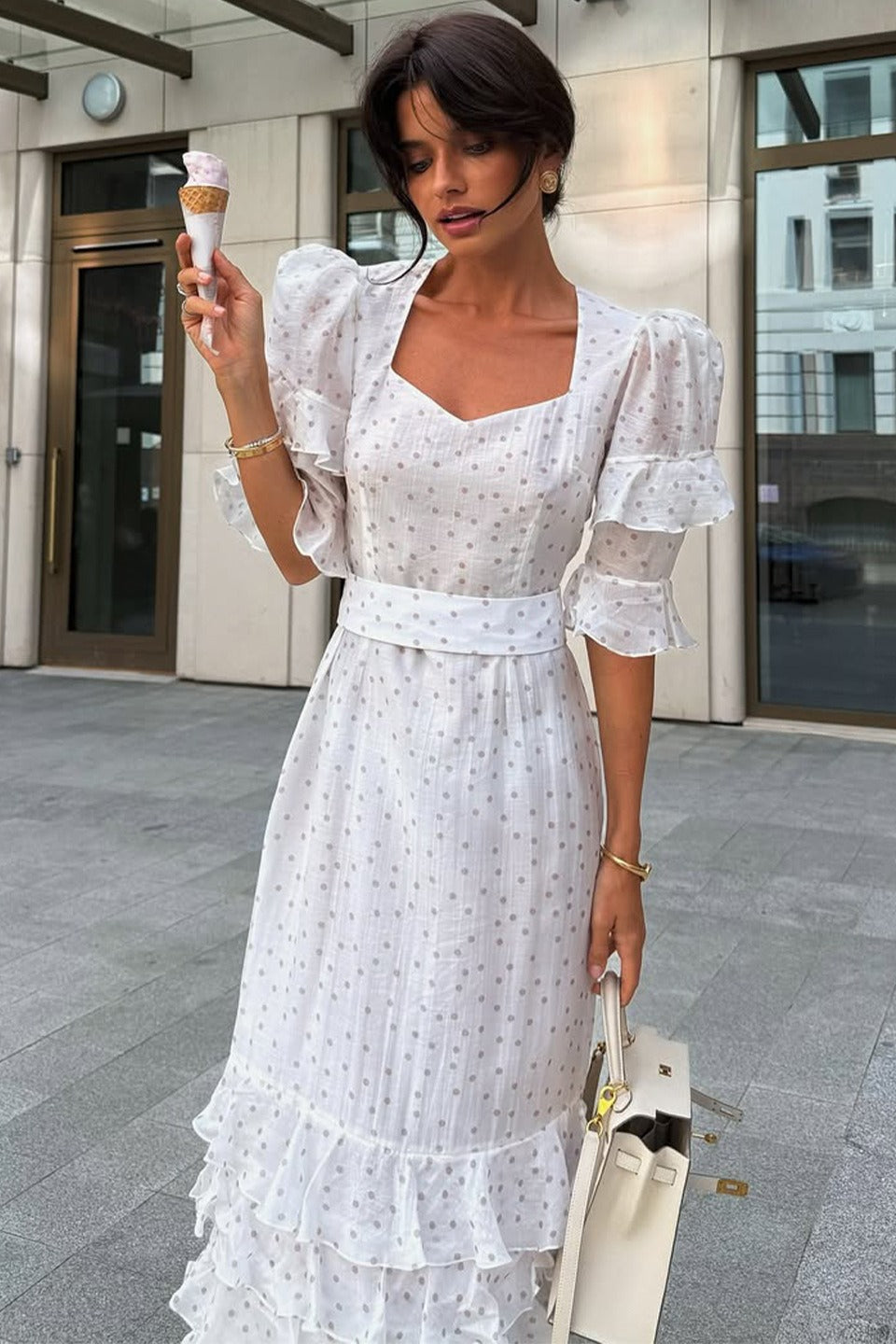 Robe longue moulante blanche à manches bouffantes et volants