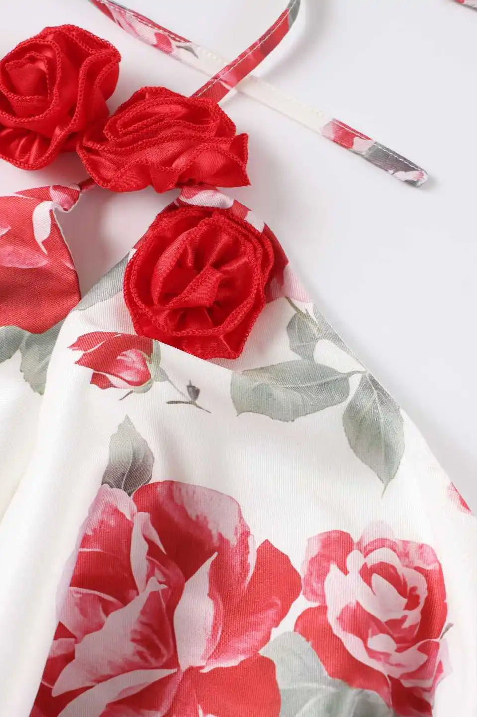 Abito floreale rosa con spalle scoperte e collo halter