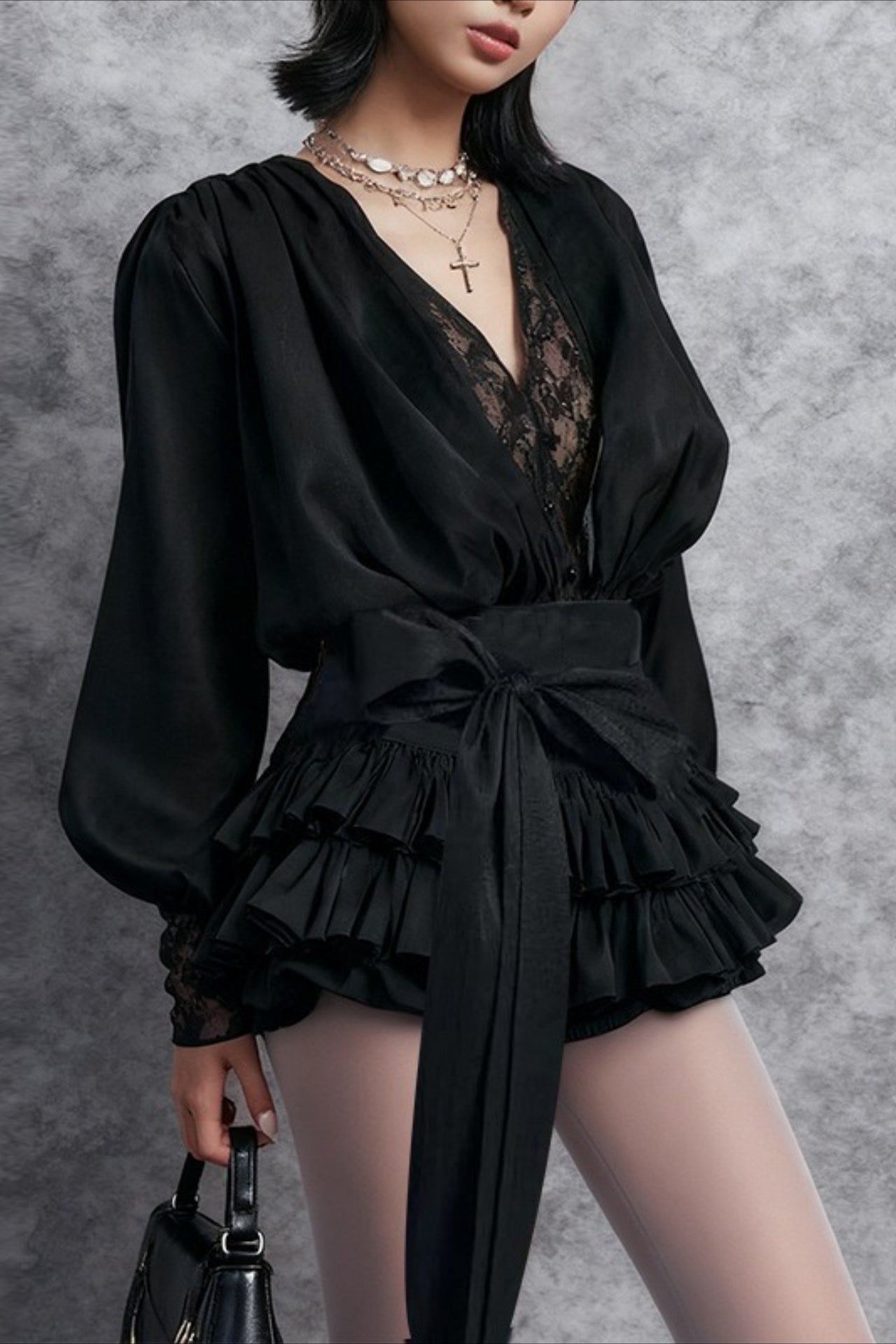 Krajkové minišaty s dlouhým rukávem a volánky, elegantní a svůdné
