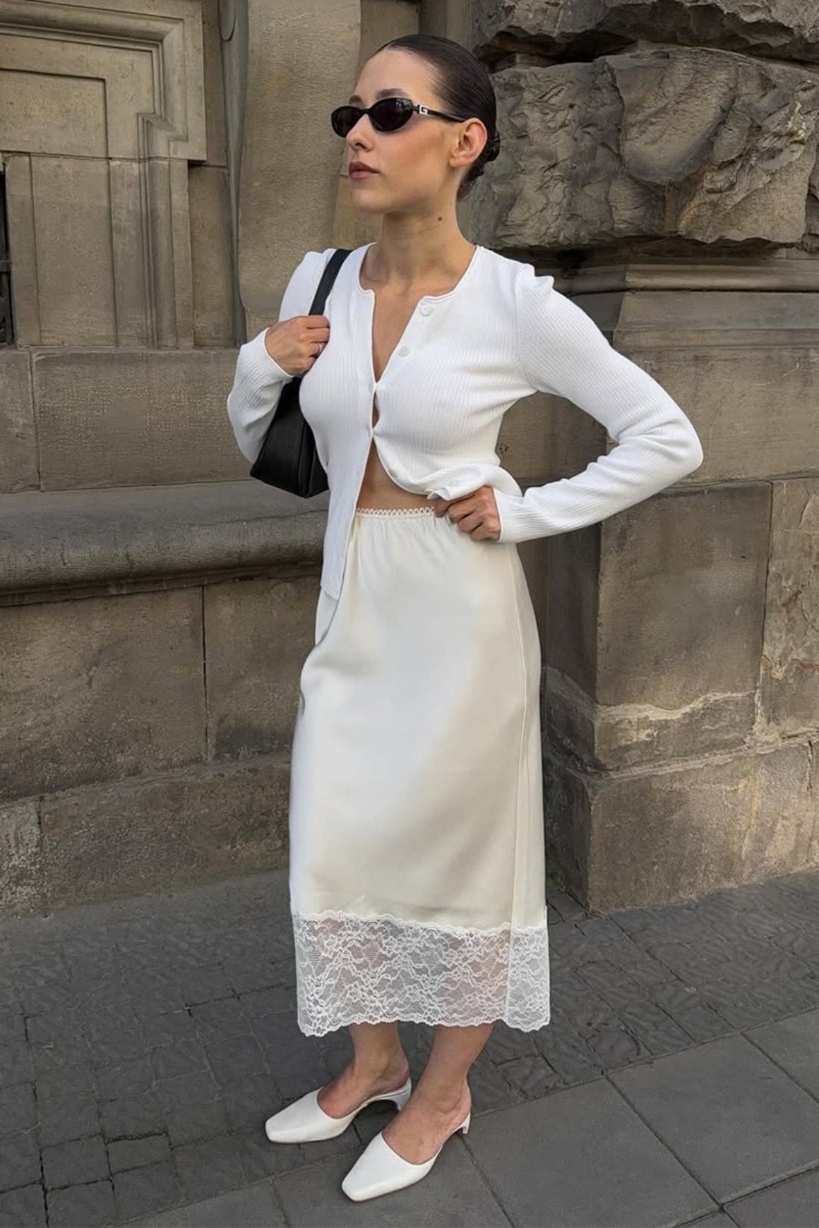 Jupe moulante en satin uni avec bordure en dentelle