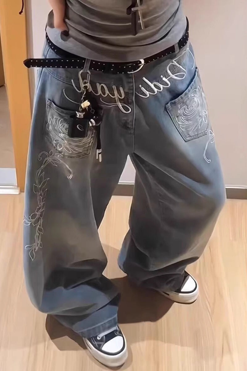 Jeans Y2K de Perna Larga com Bordado Floral e Letras