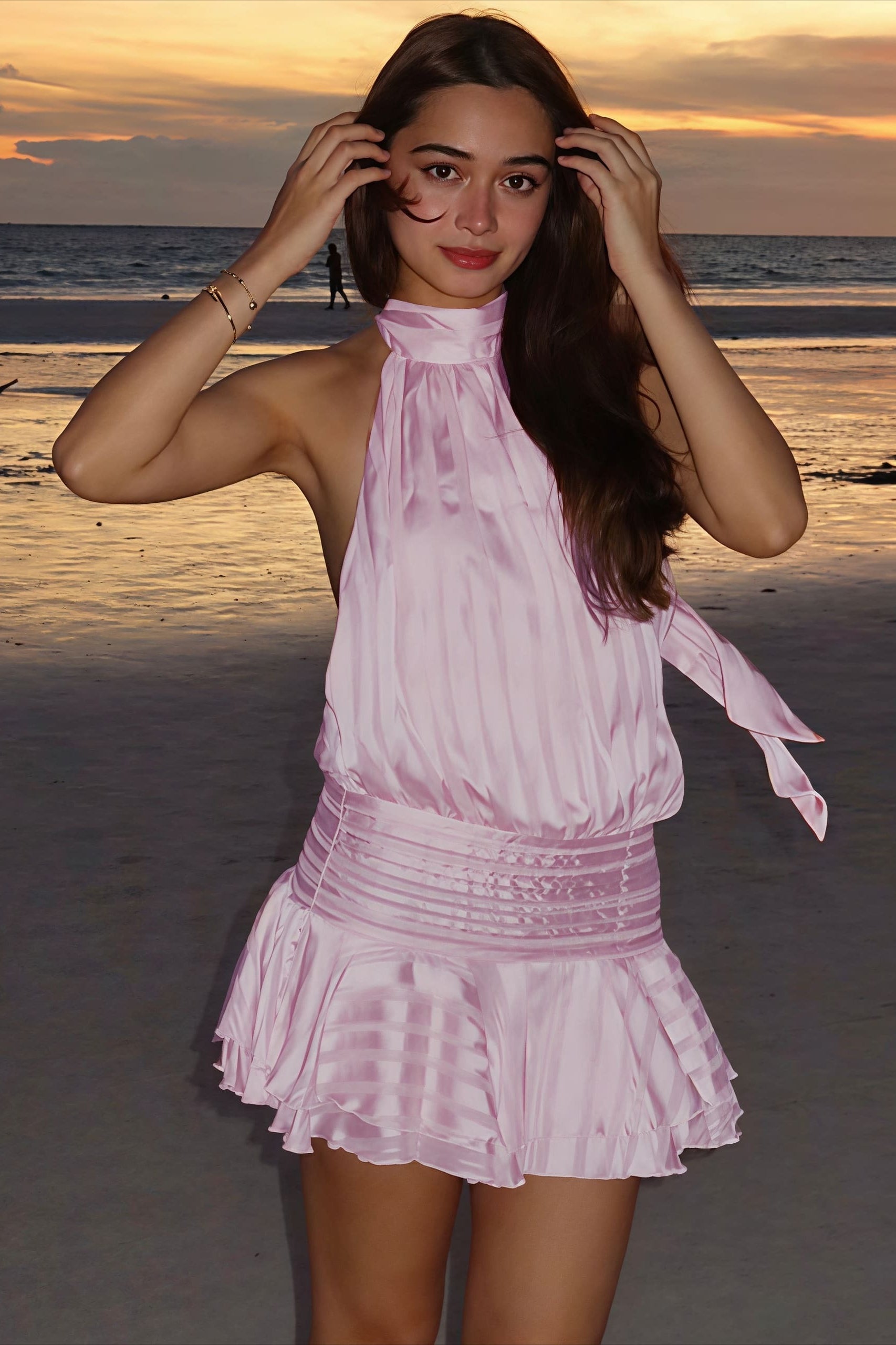 Vestido corto elegante de satén jacquard con rayas y cuello halter