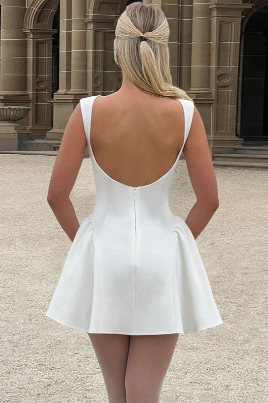Einfarbiges ärmelloses sexy Mini-Kleid mit freiem Rücken