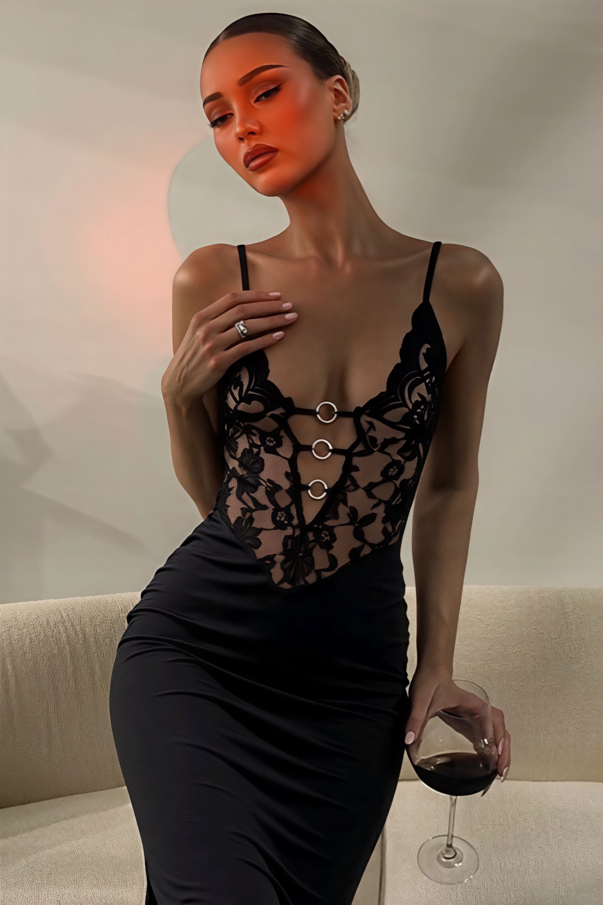 Vestito lungo aderente senza spalline in pizzo seducente