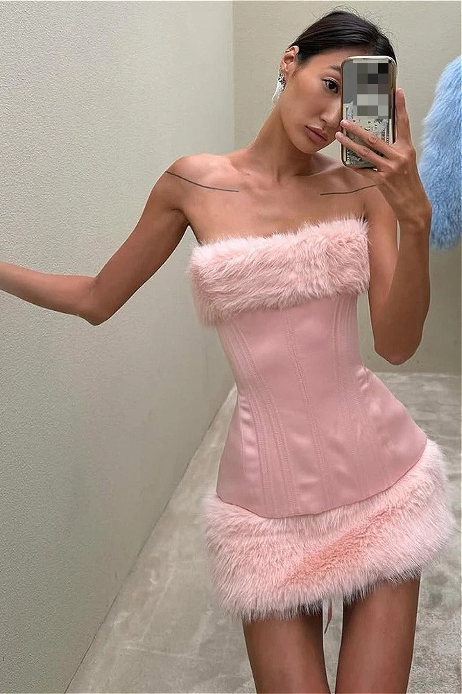 Einfarbiges, flauschiges, paneeliertes Mini-Kleid mit Taillenschnürung und verführerischem Schnitt