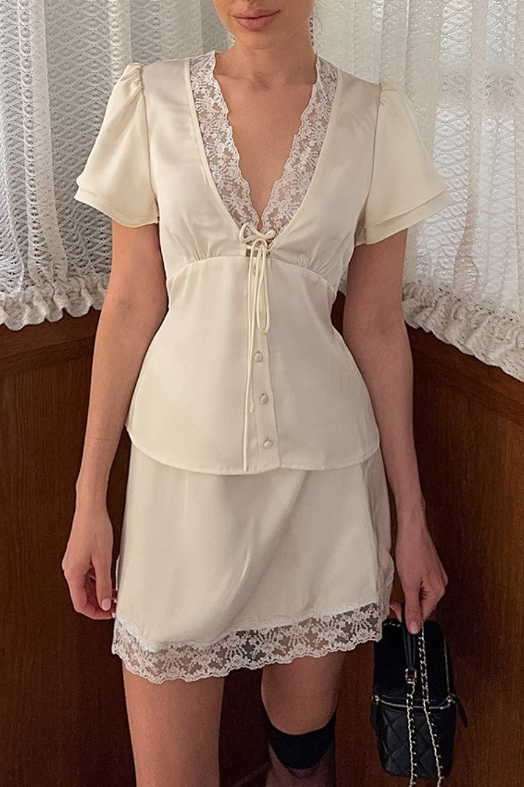 Ensemble jupe à nouer à la taille en dentelle satinée effet soie avec décolleté en V