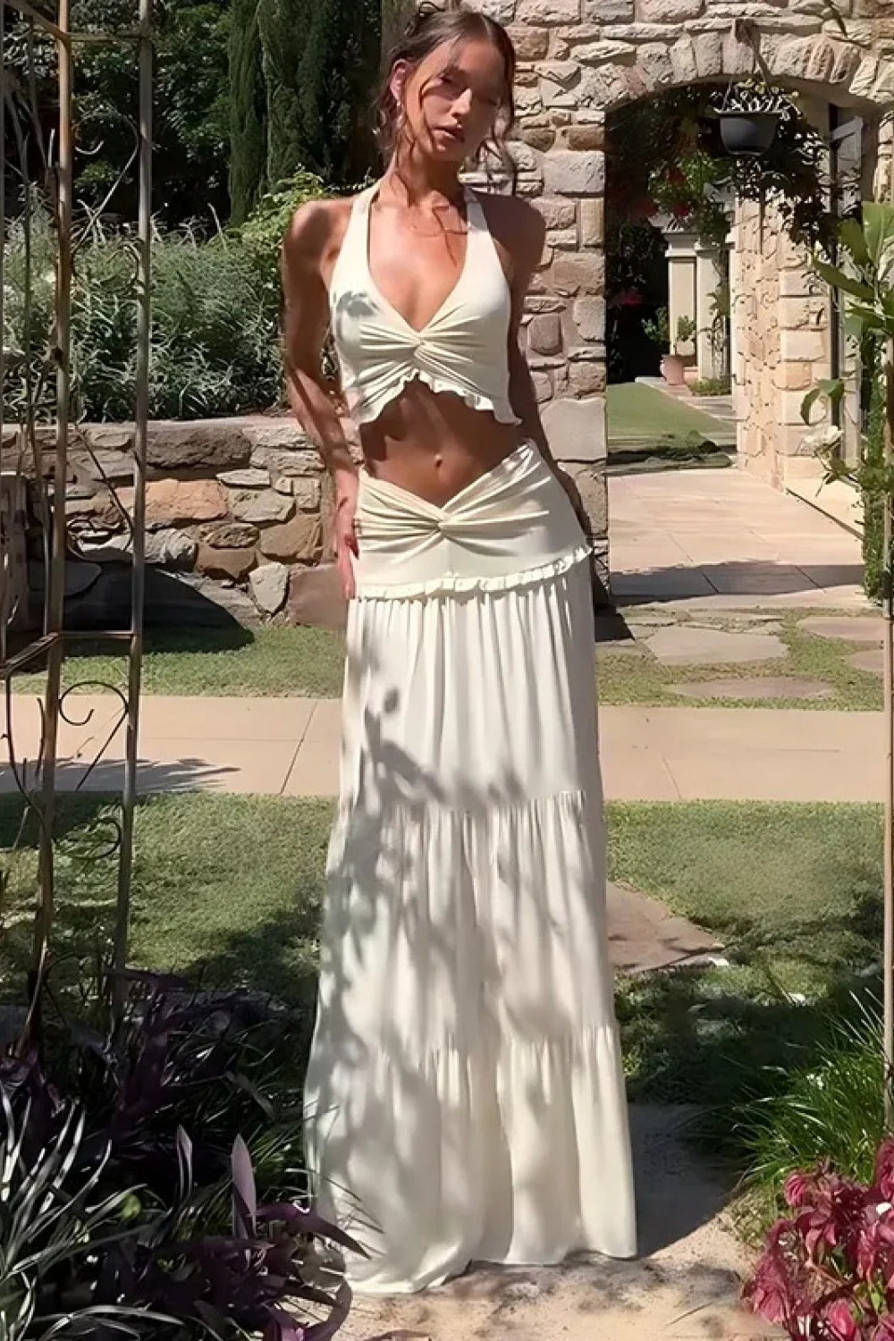 Šaty bez rukávů s překříženým zavazováním na krku ve stylu boho