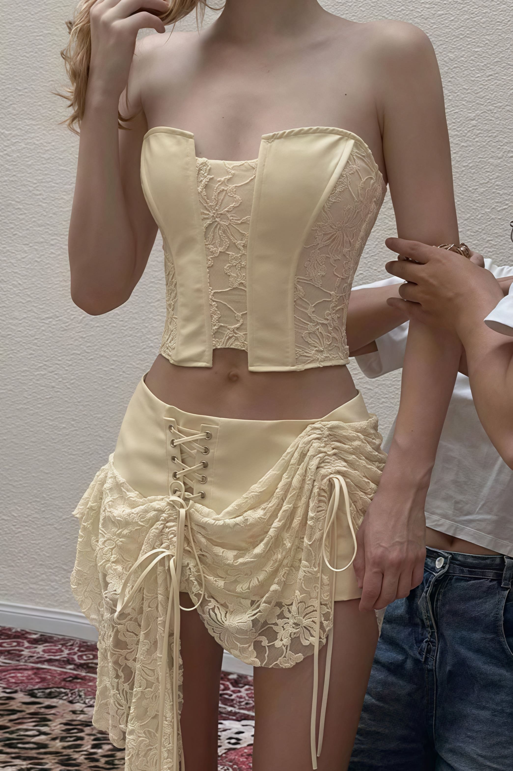 Conjunto de Mini Saia de Cintura Baixa com Top Tubinho Chic e Liso