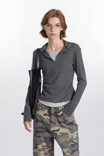 Gestricktes Oberteil mit halbem Reißverschluss und Stehkragen in zwei Teilen