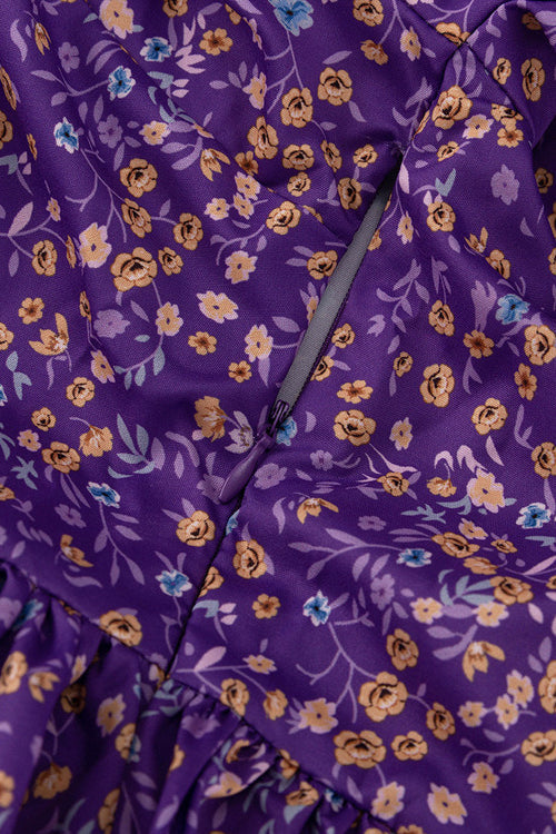 Lila Babydoll-Kleid mit Blumenmuster, kurzem Arm und Taillengürtel