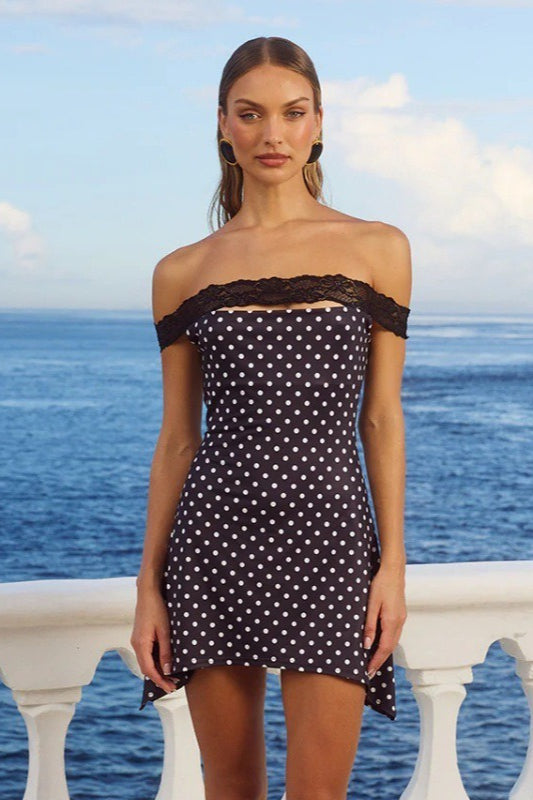 Schulterfreies, eng anliegendes Mini-Kleid mit Spitzenbesatz und Tupfenmuster