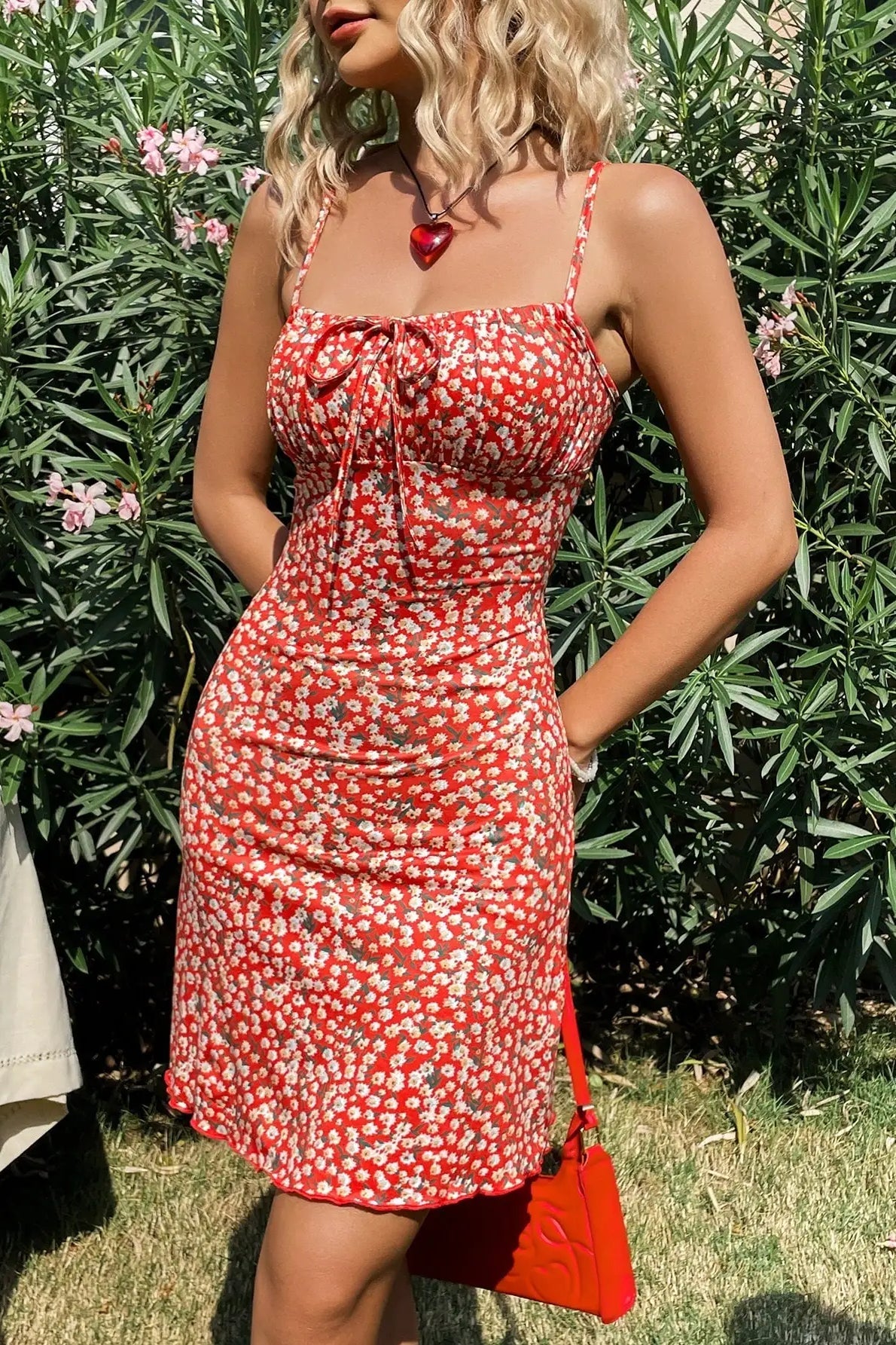 Vestido Floral Rojo Estampado con Tirantes Elegante