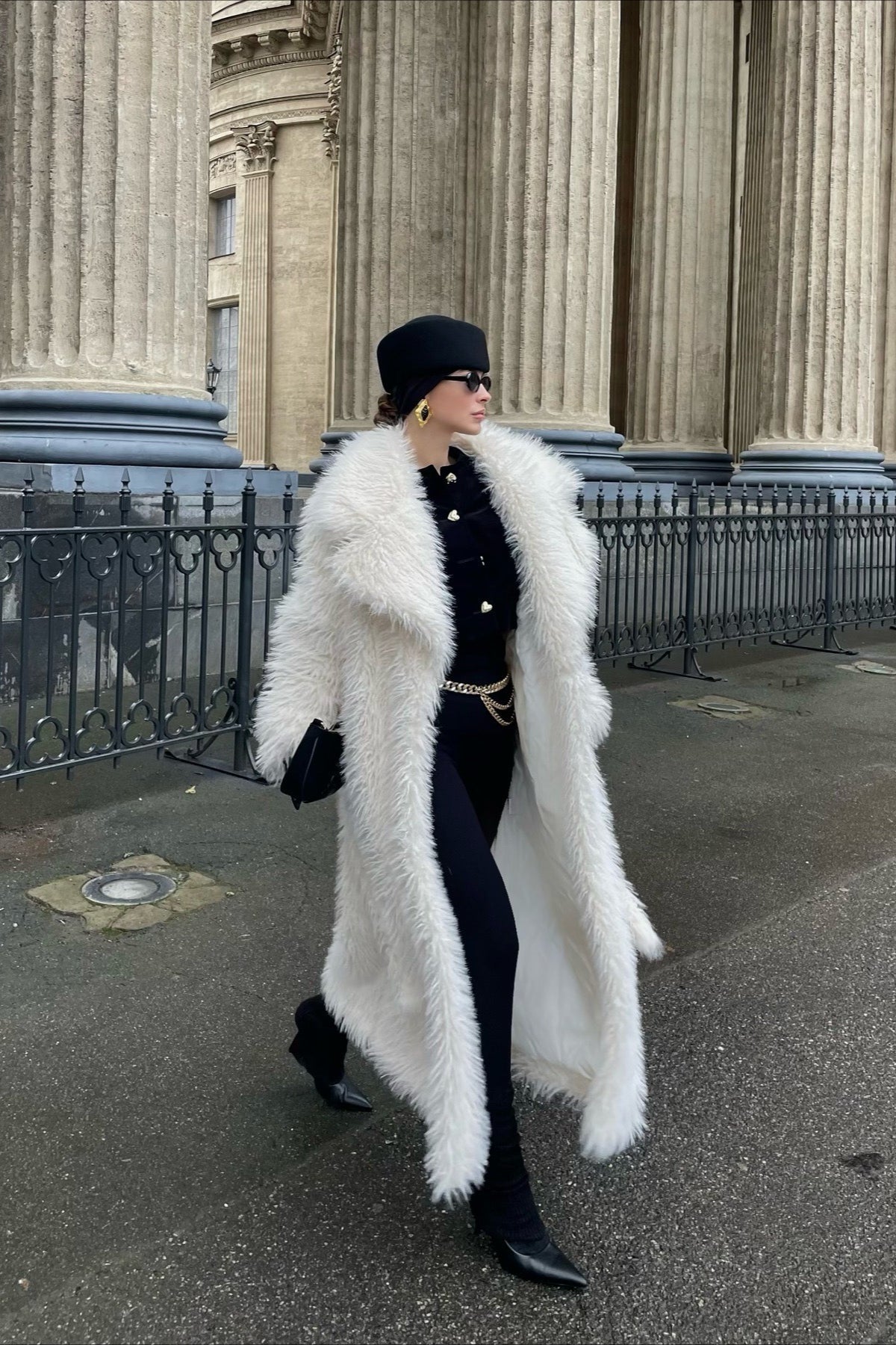 Langer weißer über dem Knie liegender ökologischer Kunstpelz dicker Mantel