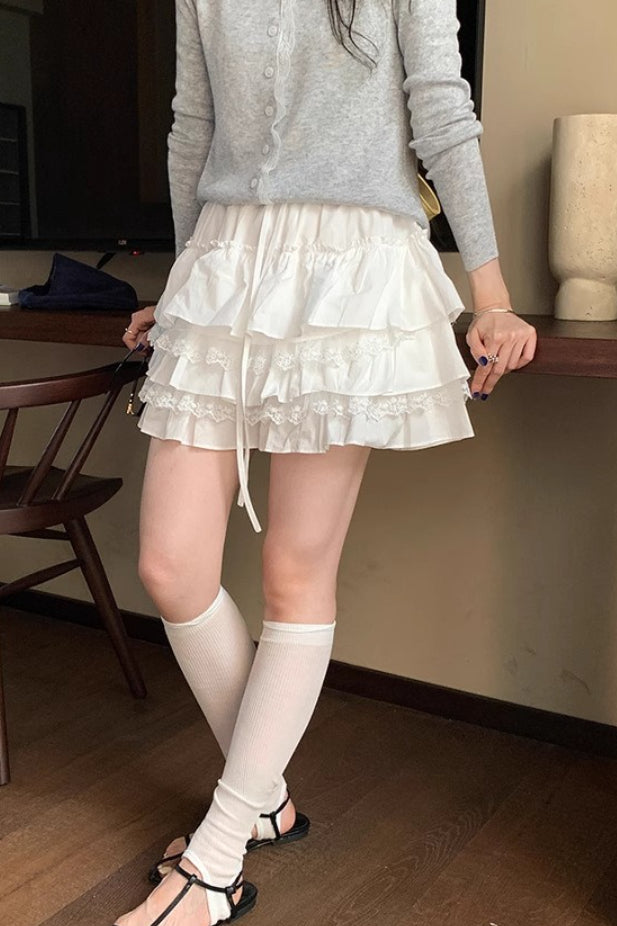 Weißer Minirock mit hoher Taille, gestuftem Volant und A-Linie