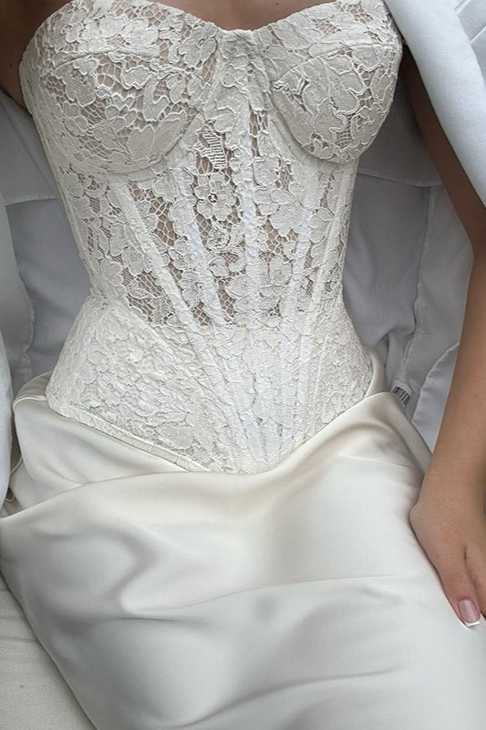 Robe longue moulante unie sans bretelles en dentelle ancienne avec baleines