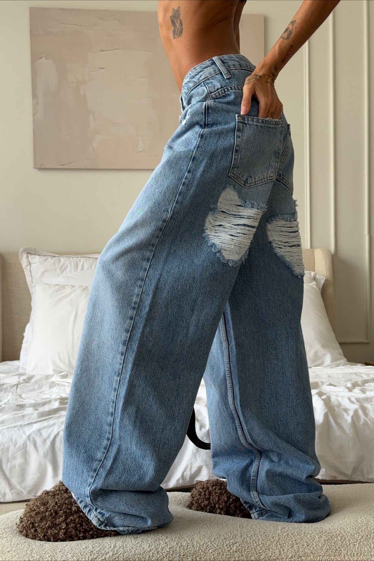 Jeans a gamba larga strappati con cuore d'epoca