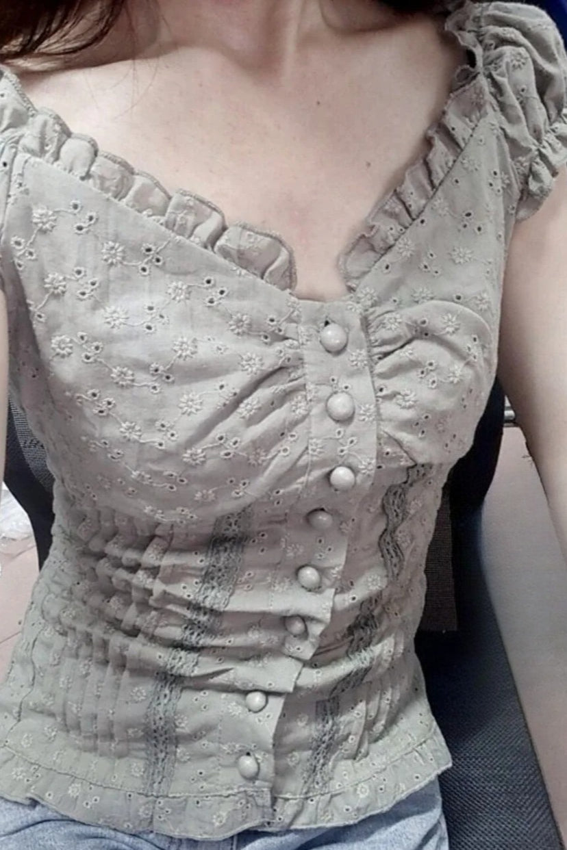 Natažený top s nízkým výstřihem, knoflíky a krajkovými volánky