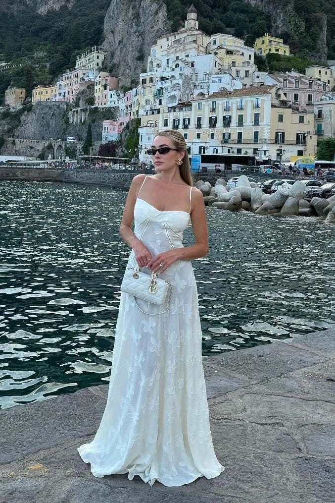 Elegantes weißes langes Kleid im Bohème-Stil