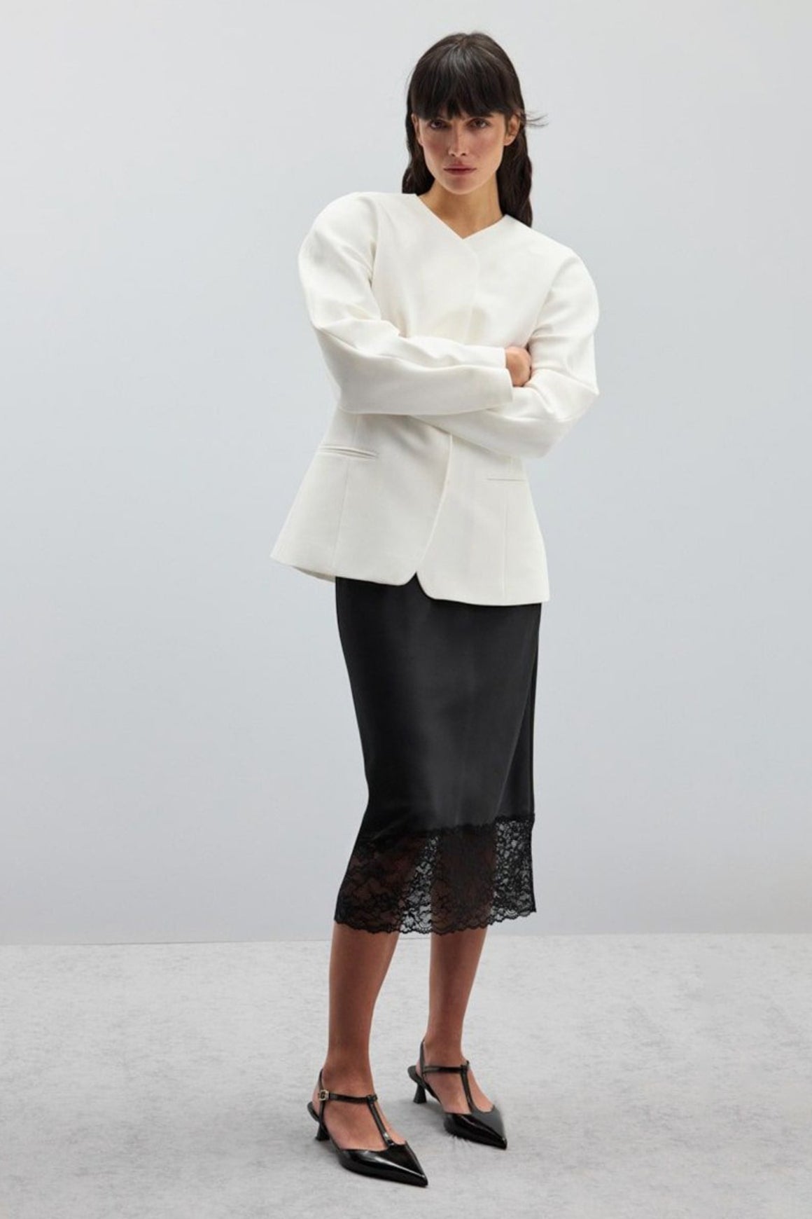 Jupe moulante en satin uni avec bordure en dentelle