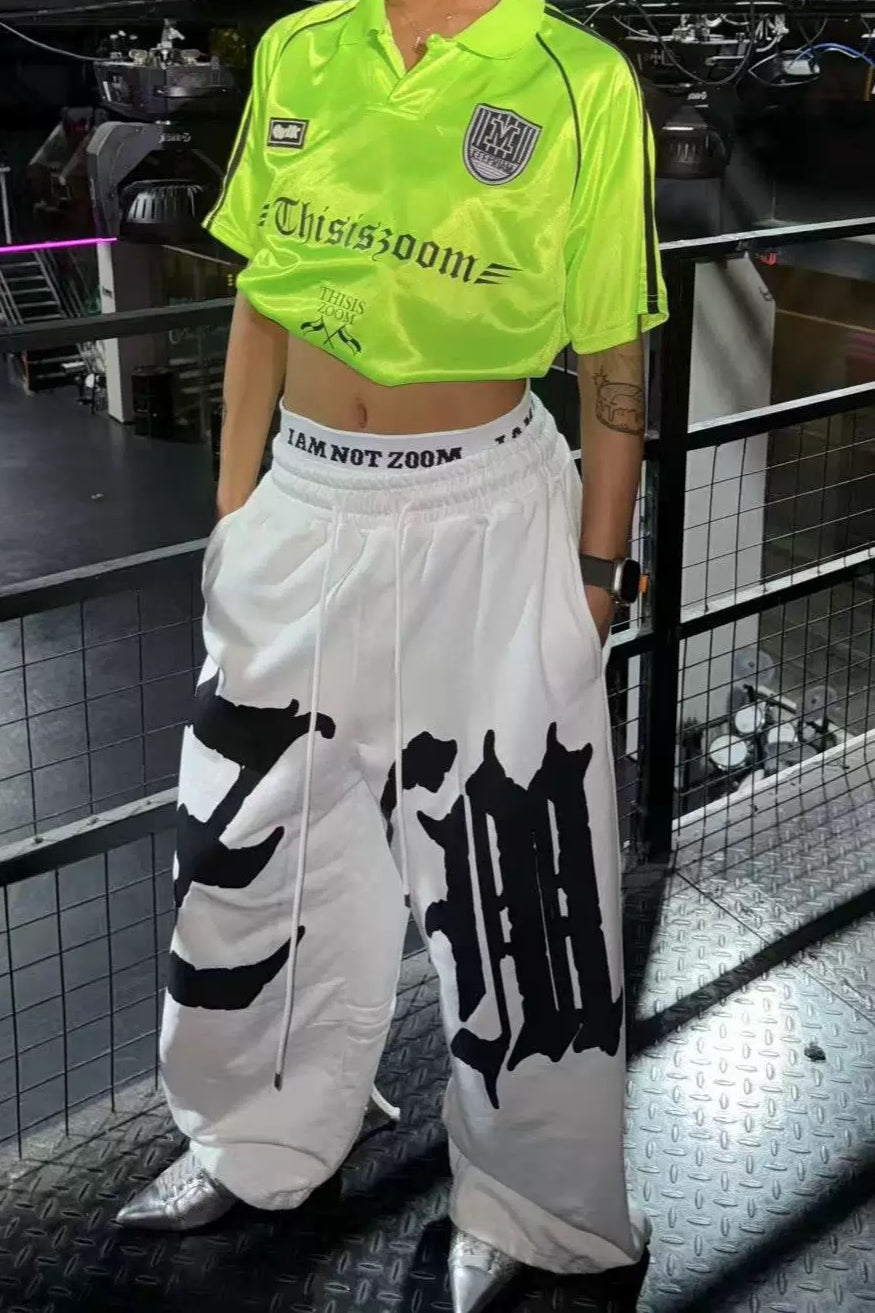 Volné tepláky s potiskem písmen a šňůrkou v pase, zakřivené