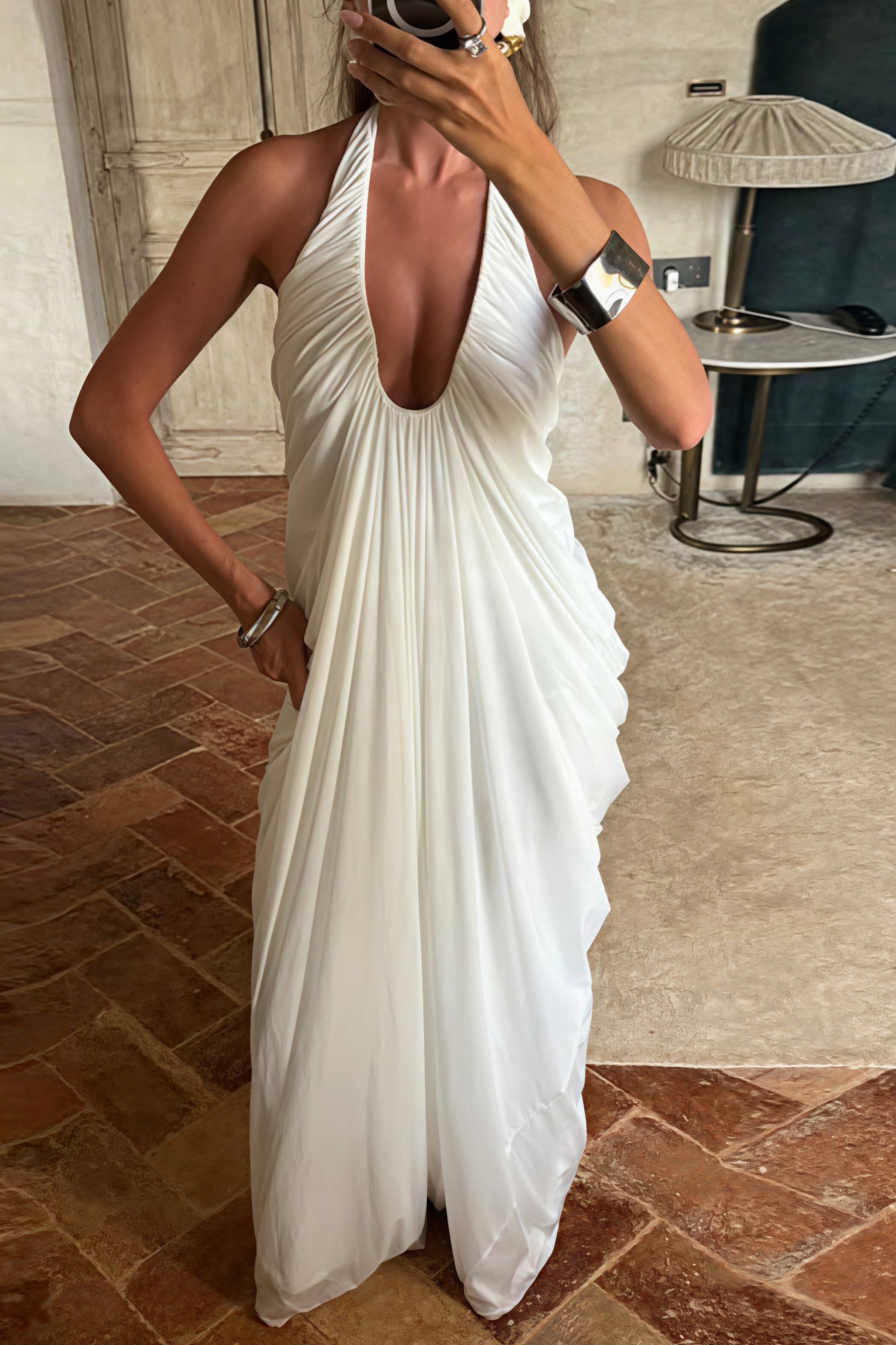 Locker sitzendes Maxikleid mit V-Ausschnitt, Rüschen und Neckholder aus Tüll