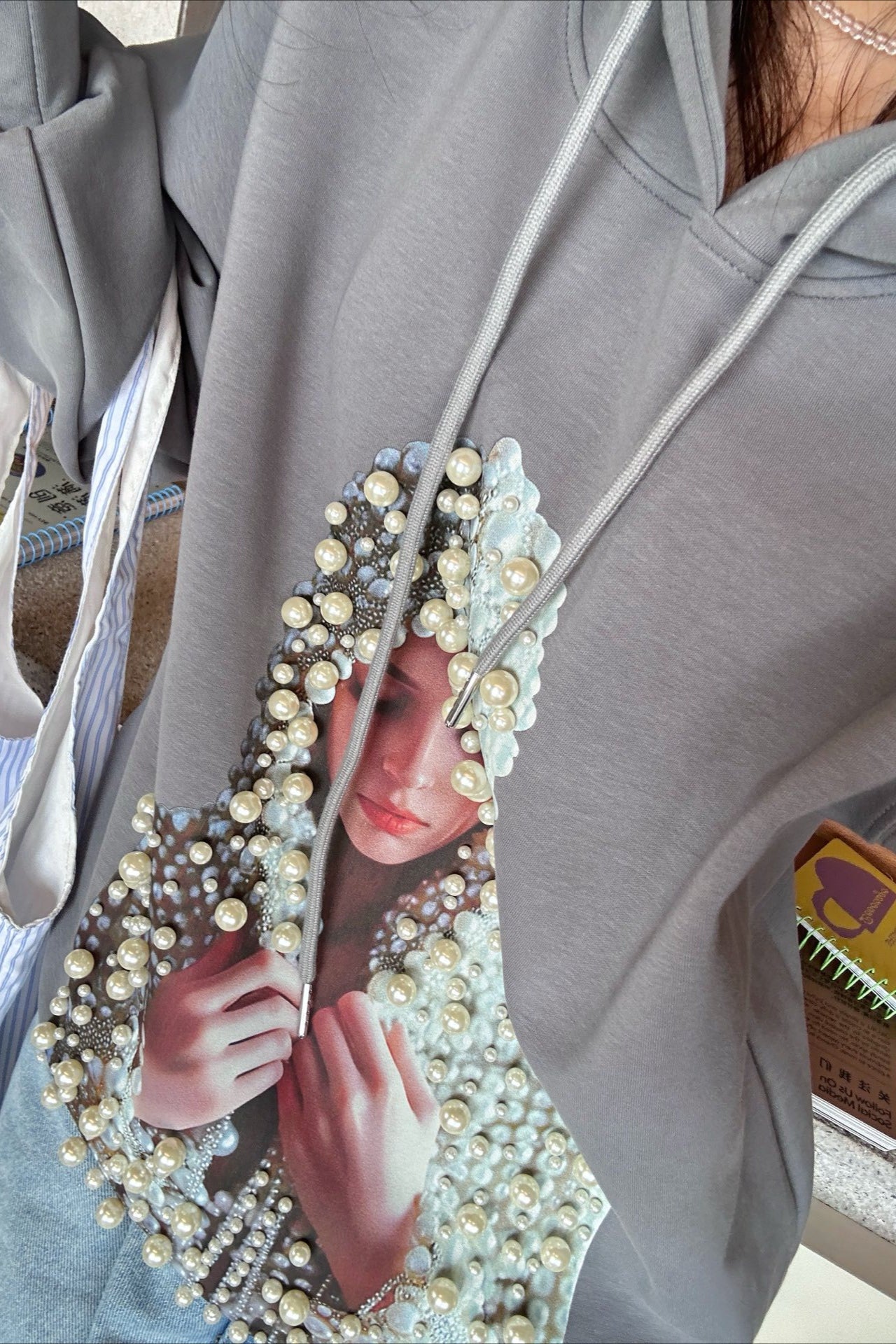 Mikina s kapucí s korálkovým vzorem, odvážný městský styl, volný střih