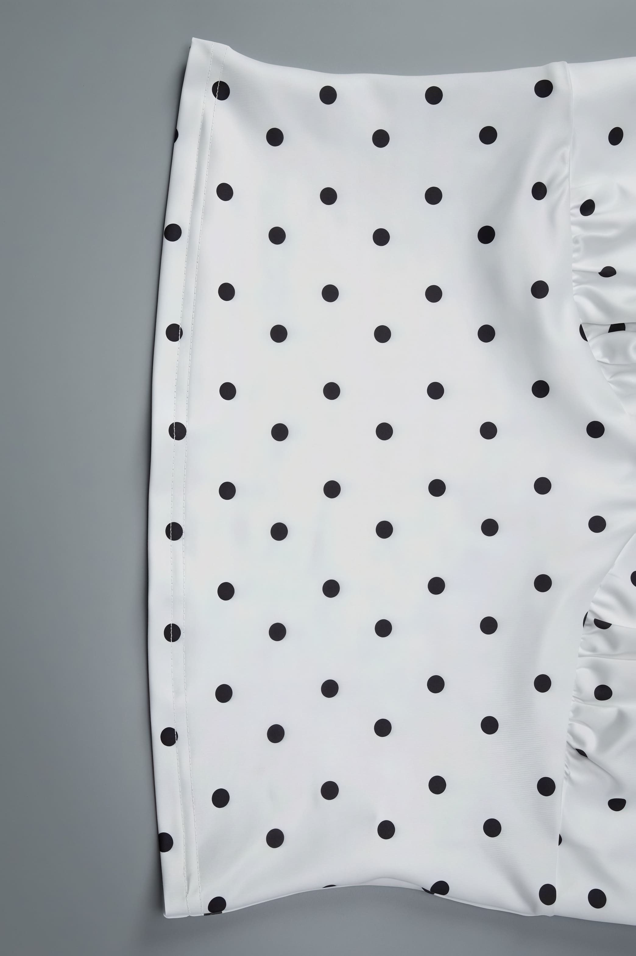 Ensemble jupe ajustée et caraco à pois séduisant