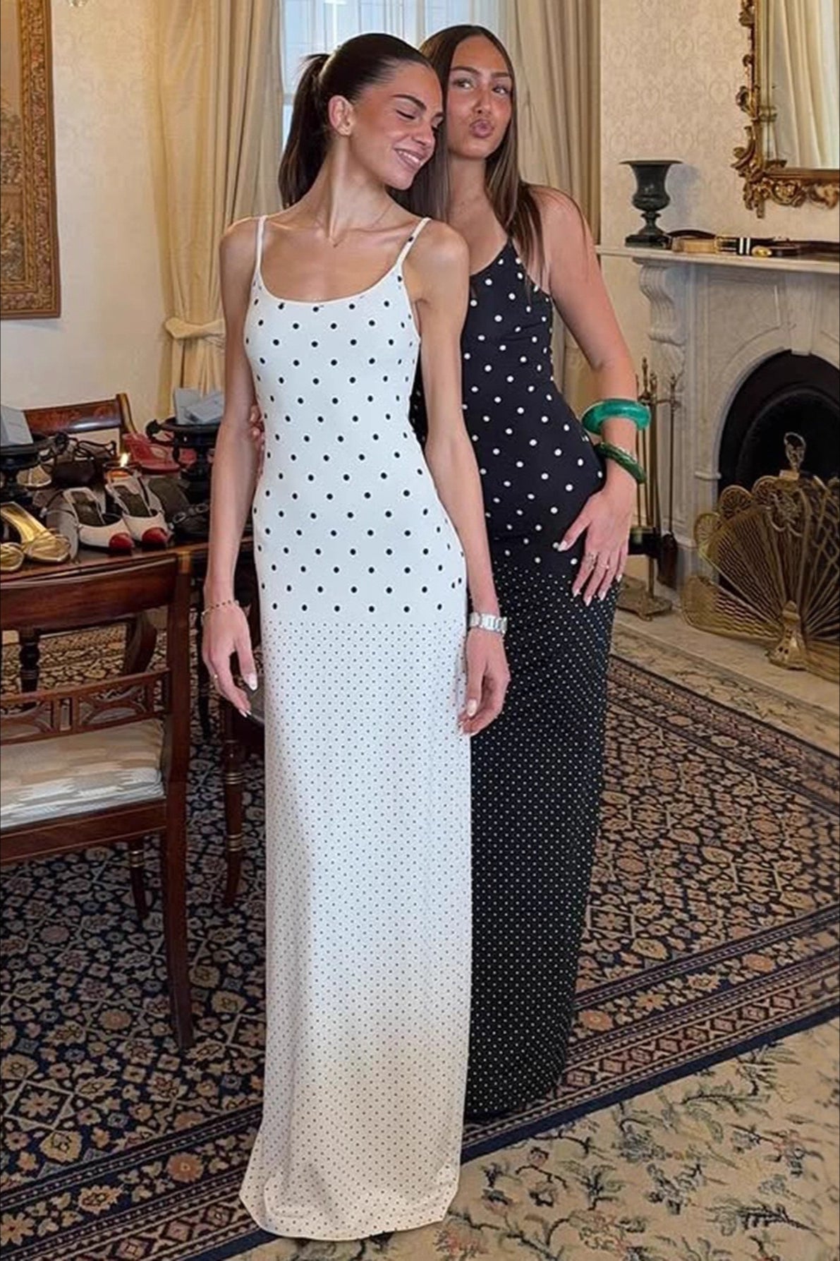 Abito lungo aderente a sottoveste con pois