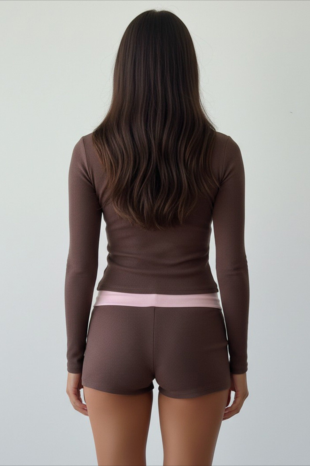 Zweiteiliger Anzug mit schmaler Passform, langem Ärmel, V-Ausschnitt und kontrastierenden Einsätzen