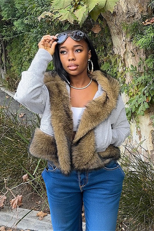 Sudadera corta suelta con capucha y borde de piel gruesa en piezas