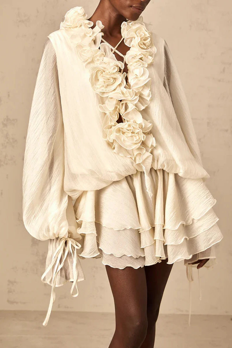 Locker sitzendes gefaltetes Kleid mit Rüschen im Bohème-Stil