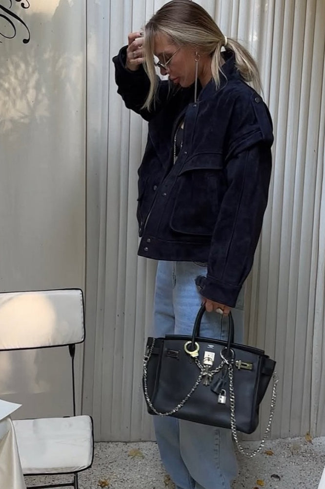 Bunda s kapsou z broušené kůže a širokými rameny