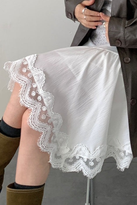 Módní elegantní asymetrická midi sukně s krajkovým panelem