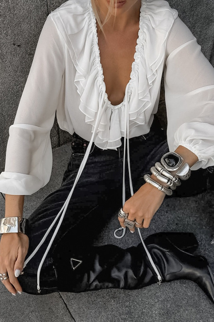 Blusa blanca con cuello en V con volantes y mangas farol
