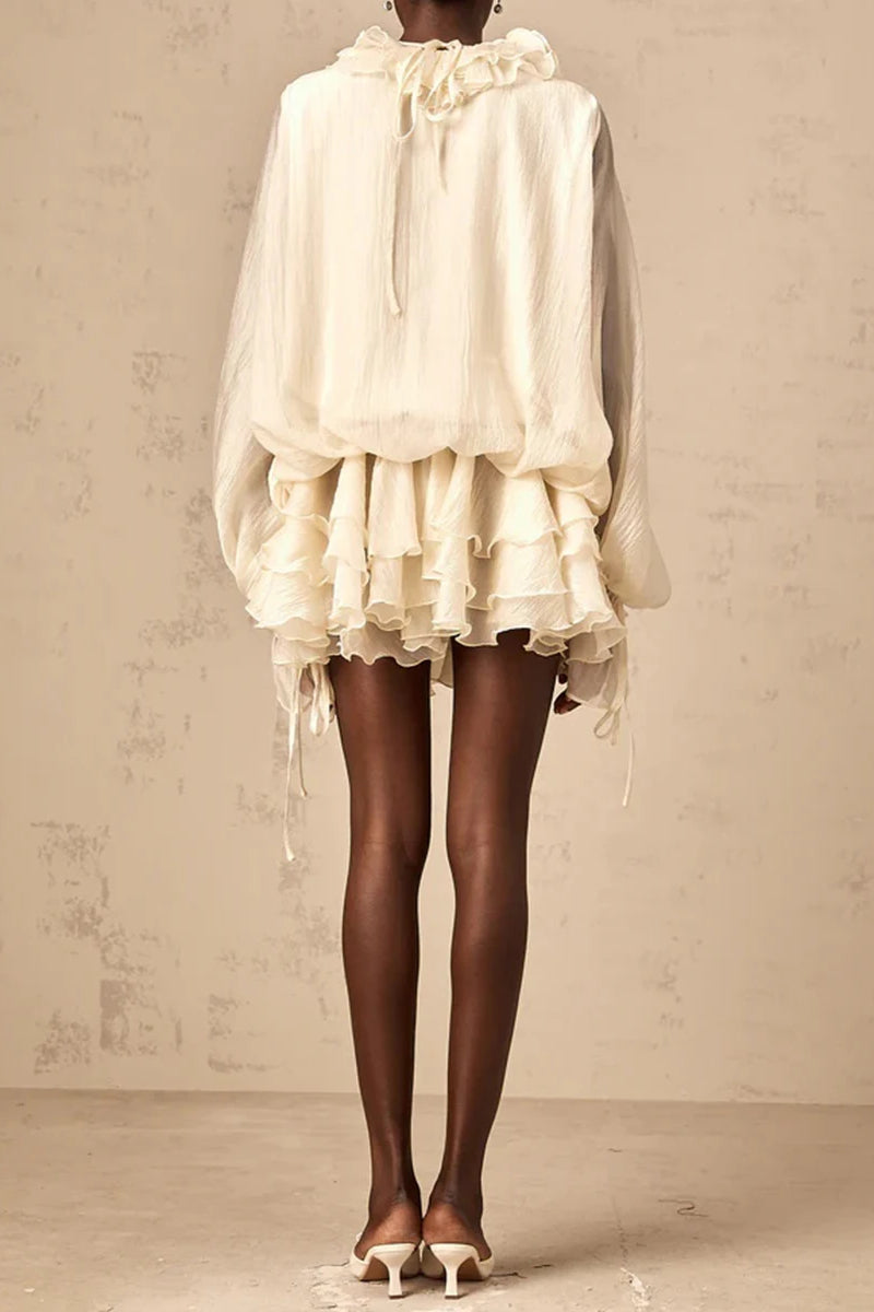 Locker sitzendes gefaltetes Kleid mit Rüschen im Bohème-Stil