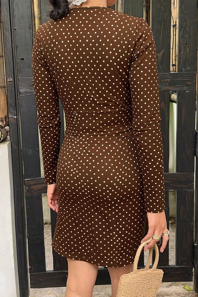 Vestido corto ajustado de lunares con escote en V y borde de encaje